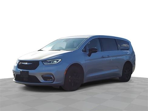 Used 2024 Chrysler Pacifica Touring-L image 1