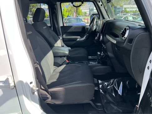 Used 2016 Jeep Wrangler Unlimited Sahara w/ Connectivity Group image 17