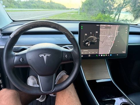 Used 2021 Tesla Model Y 2WD image 9