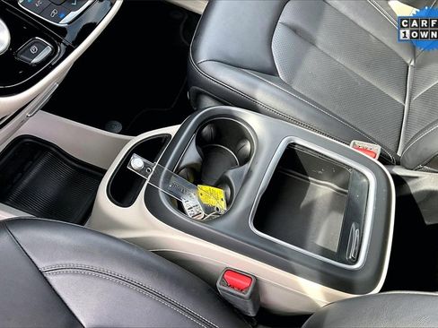 Used 2024 Chrysler Pacifica Touring-L image 17