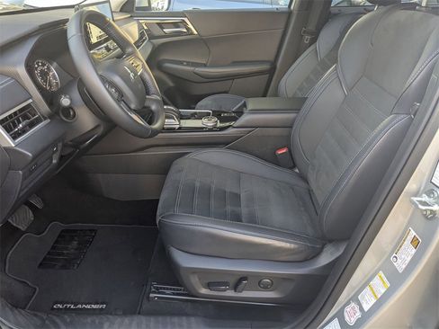 Used 2025 Mitsubishi Outlander SE image 21