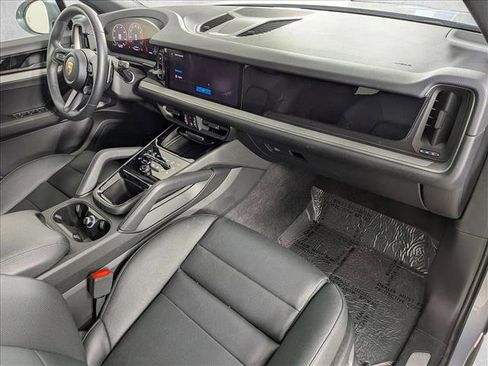 Used 2025 Porsche Cayenne image 25