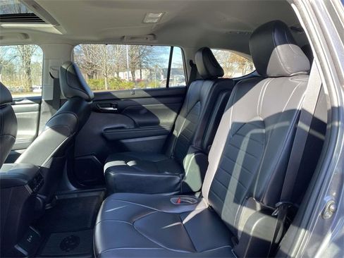 Used 2023 Toyota Highlander XLE image 17