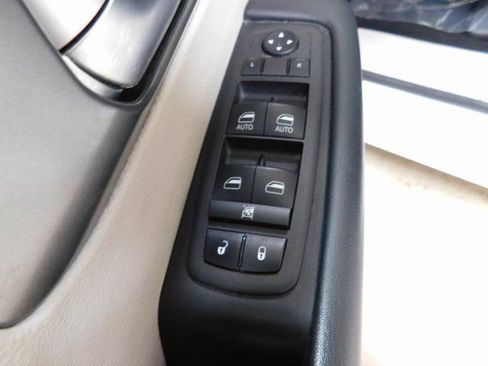 Used 2023 Chrysler Pacifica Touring-L image 18