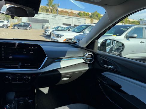 Used 2025 Chevrolet Trax LT image 33