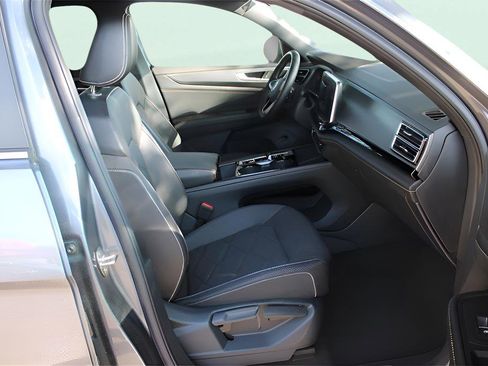 Used 2024 Volkswagen Atlas Cross Sport SE FWD image 33