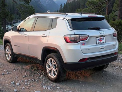 Used 2024 Jeep Compass Latitude AWD/4WD image 4