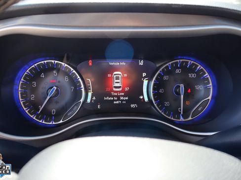 Used 2024 Chrysler Pacifica Touring-L FWD image 17