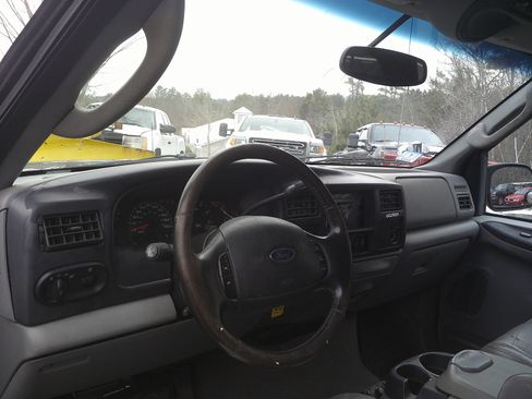 Used 2005 Ford Excursion XLS image 11