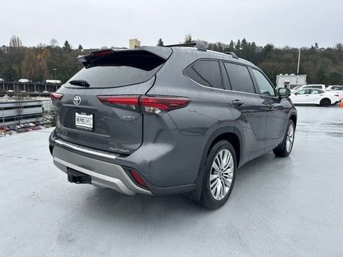 Certified 2025 Toyota Highlander Platinum image 3