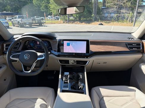 Used 2025 Volkswagen Atlas SE FWD image 8