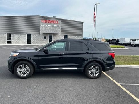 Used 2023 Ford Explorer XLT AWD/4WD image 2