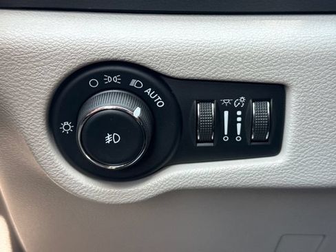 Used 2017 Chrysler Pacifica Touring-L FWD image 19