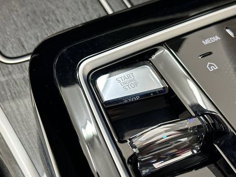 Certified 2023 BMW 740i w/ Parking Assistance Package image 33