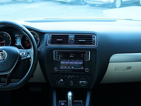 Used 2017 Volkswagen Jetta SE image 32