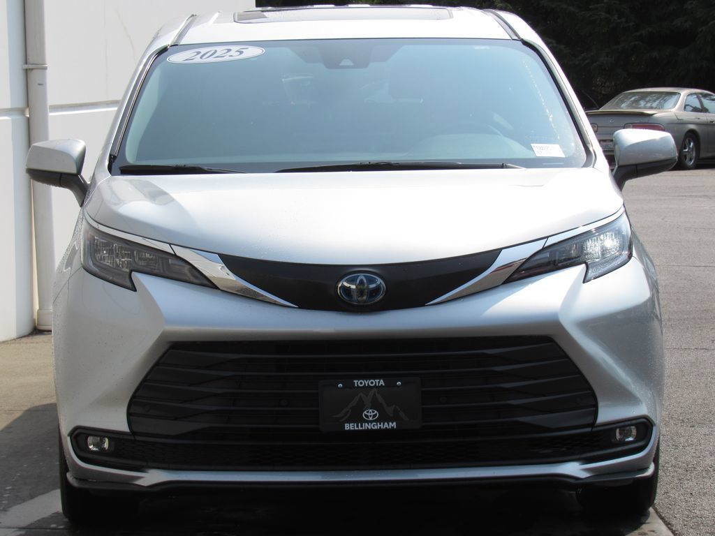 Certified 2025 Toyota Sienna XLE FWD image 3
