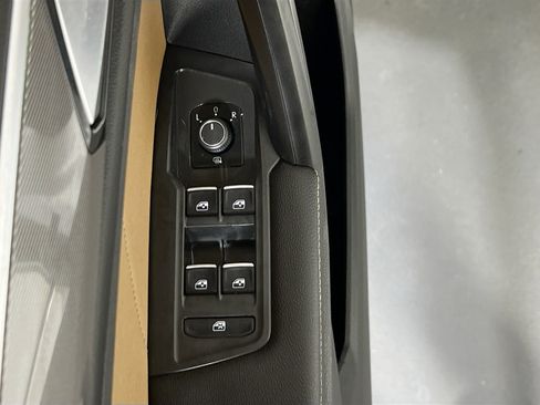 Used 2023 Volkswagen Tiguan SE R-Line image 17