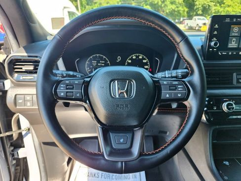 Used 2025 Honda Pilot TrailSport image 29