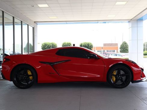 Used 2025 Chevrolet Corvette E-Ray w/ Stealth Interior Trim Package AWD/4WD image 11