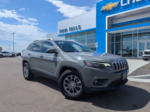 Used 2019 Jeep Cherokee Latitude Plus w/ Cold Weather Group AWD/4WD image 1