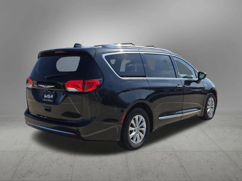 Used 2018 Chrysler Pacifica Touring-L image 6