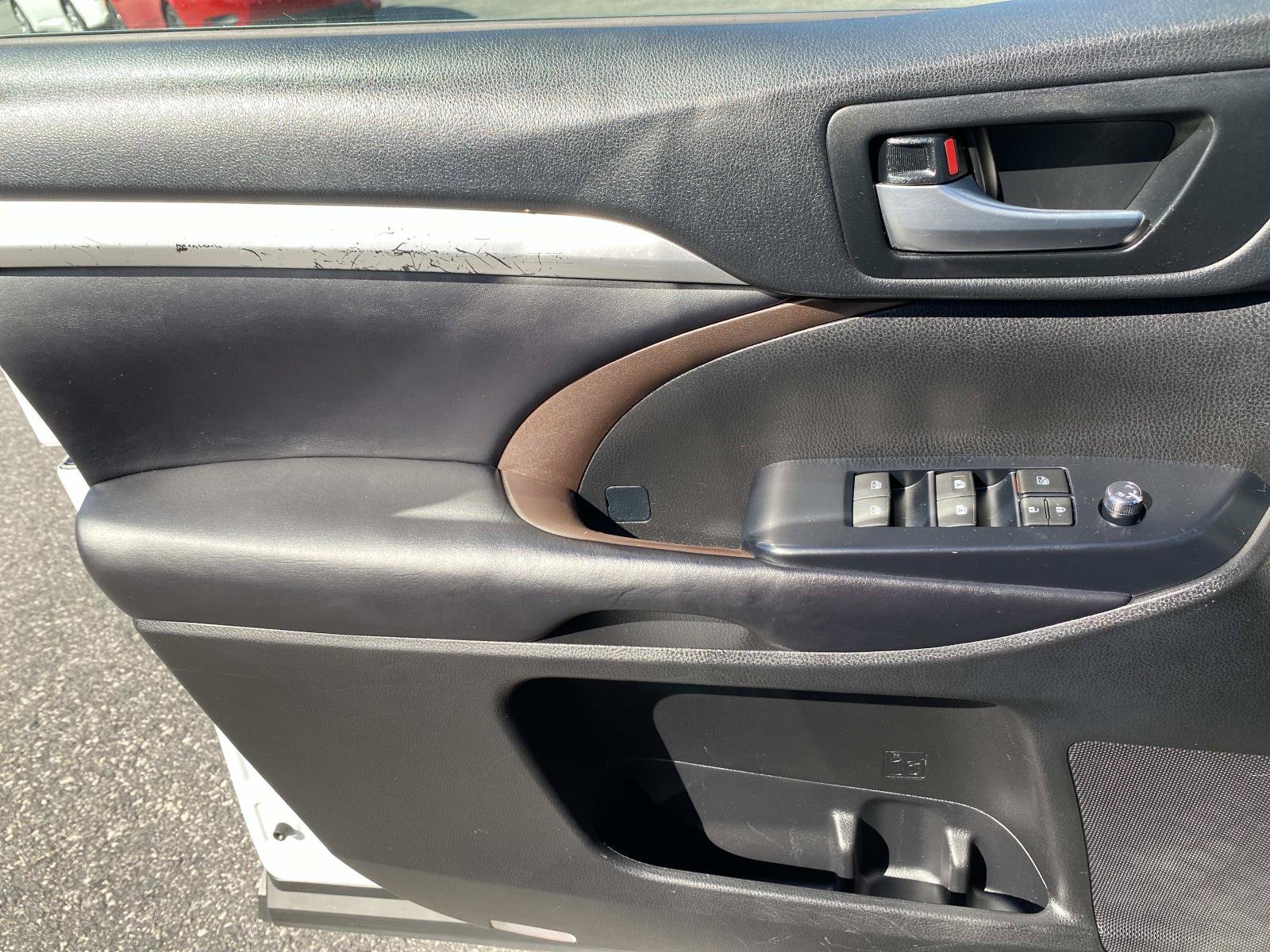 Used 2019 Toyota Highlander XLE AWD/4WD image 21
