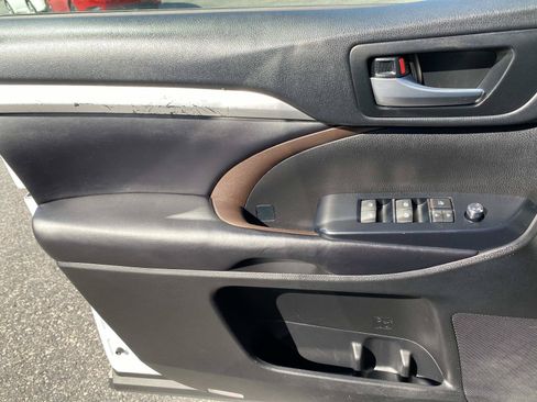 Used 2019 Toyota Highlander XLE AWD/4WD image 21