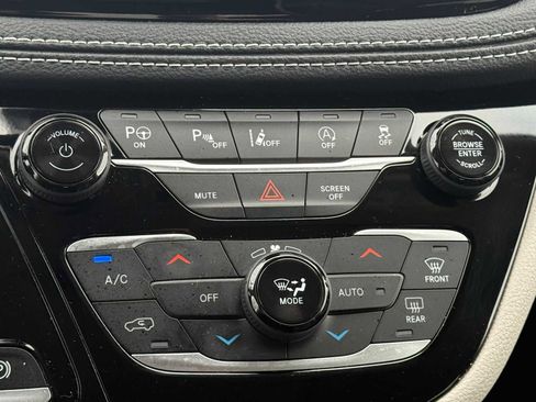 Used 2023 Chrysler Pacifica Limited image 30