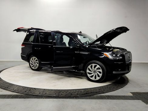 Used 2024 Lincoln Navigator Reserve image 9