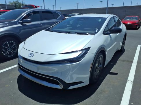 Used 2025 Toyota Prius Plug-In Hybrid FWD image 2