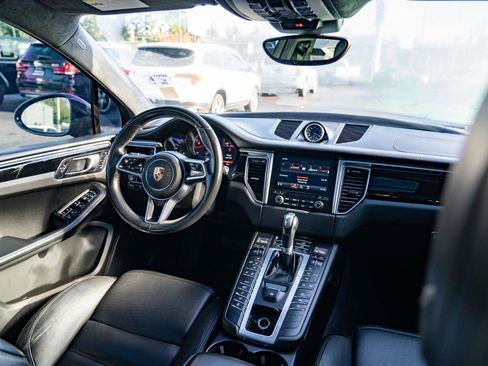 Used 2018 Porsche Macan Turbo AWD/4WD image 25