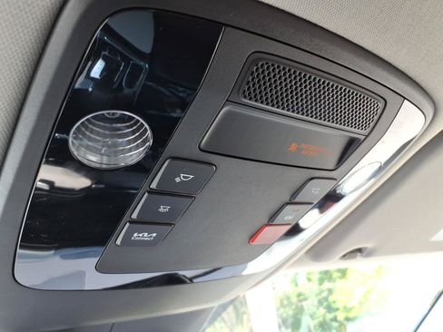 Used 2024 Kia Carnival EX FWD image 21