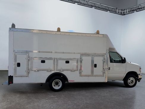 Used 2024 Ford E-450 and Econoline 450 Super Duty w/ Power Windows & Locks Group RWD image 3