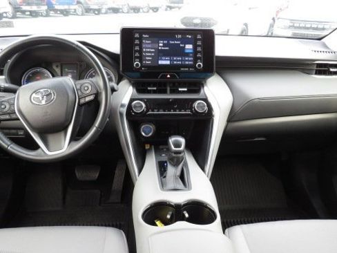 Used 2022 Toyota Venza LE image 2