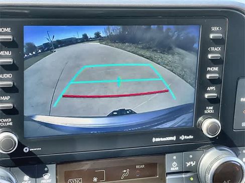 Used 2020 Toyota Highlander XLE image 26