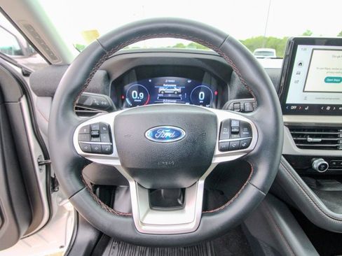 Used 2025 Ford Explorer Active AWD/4WD image 21