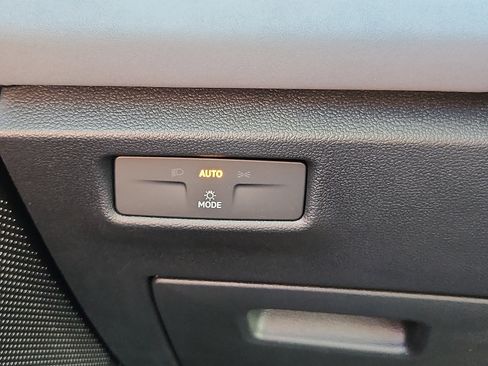 New 2026 Volkswagen Tiguan SE image 17