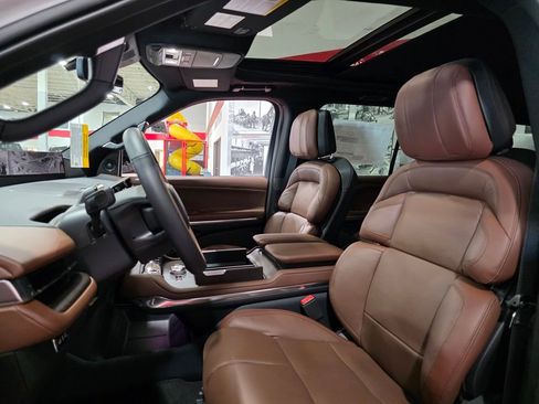 New 2026 Lincoln Navigator Reserve image 16