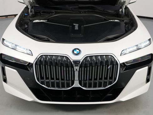 Used 2023 BMW i7 xDrive60 w/ Executive Package 2 image 8