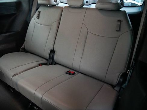 Used 2025 Toyota Sienna XLE FWD image 27