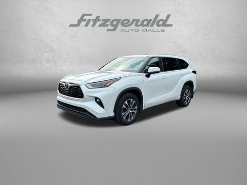 Used 2022 Toyota Highlander XLE AWD/4WD image 3