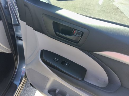 Used 2018 Toyota Highlander LE FWD image 27