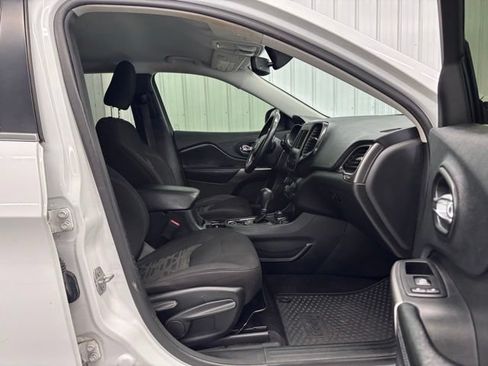 Used 2019 Jeep Cherokee Latitude w/ Comfort & Convenience Group AWD/4WD image 11