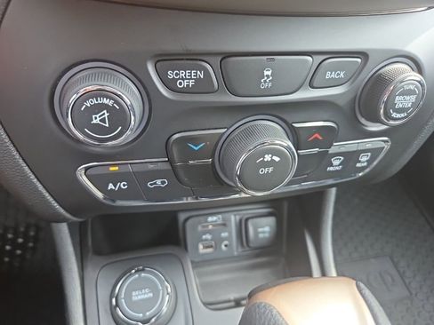 Used 2017 Jeep Cherokee Sport w/ Cold Weather Group AWD/4WD image 16