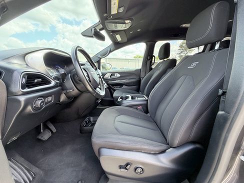 Used 2020 Chrysler Pacifica Touring w/ S Appearance Package image 20