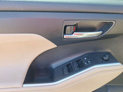 Used 2023 Toyota Highlander L image 17