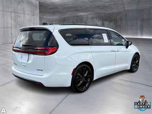 Certified 2025 Chrysler Pacifica Limited image 7