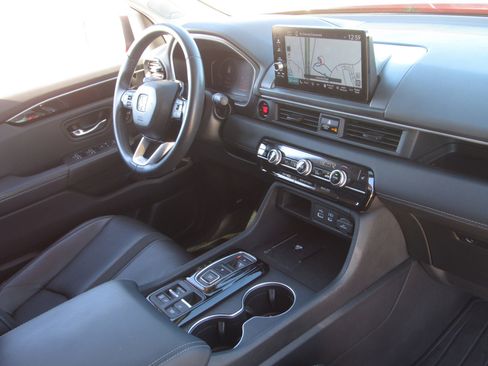 Used 2025 Honda Pilot Touring image 10