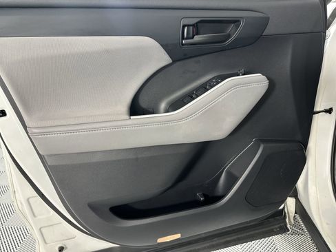Used 2020 Toyota Highlander LE FWD image 29