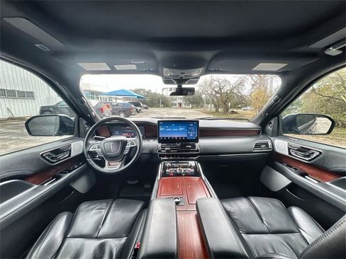 Used 2023 Lincoln Navigator Reserve image 19